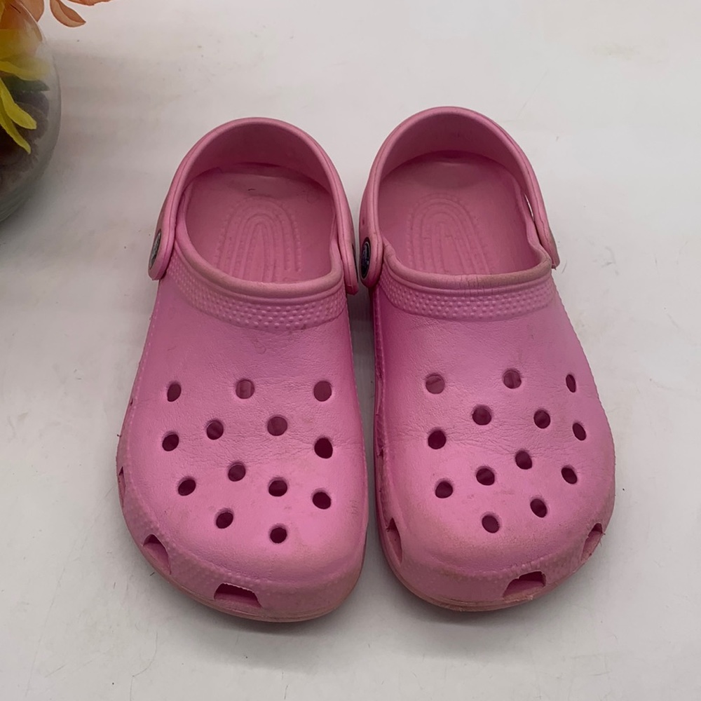 CROCS Girl's Pink Traditional Clogs. CR3856A